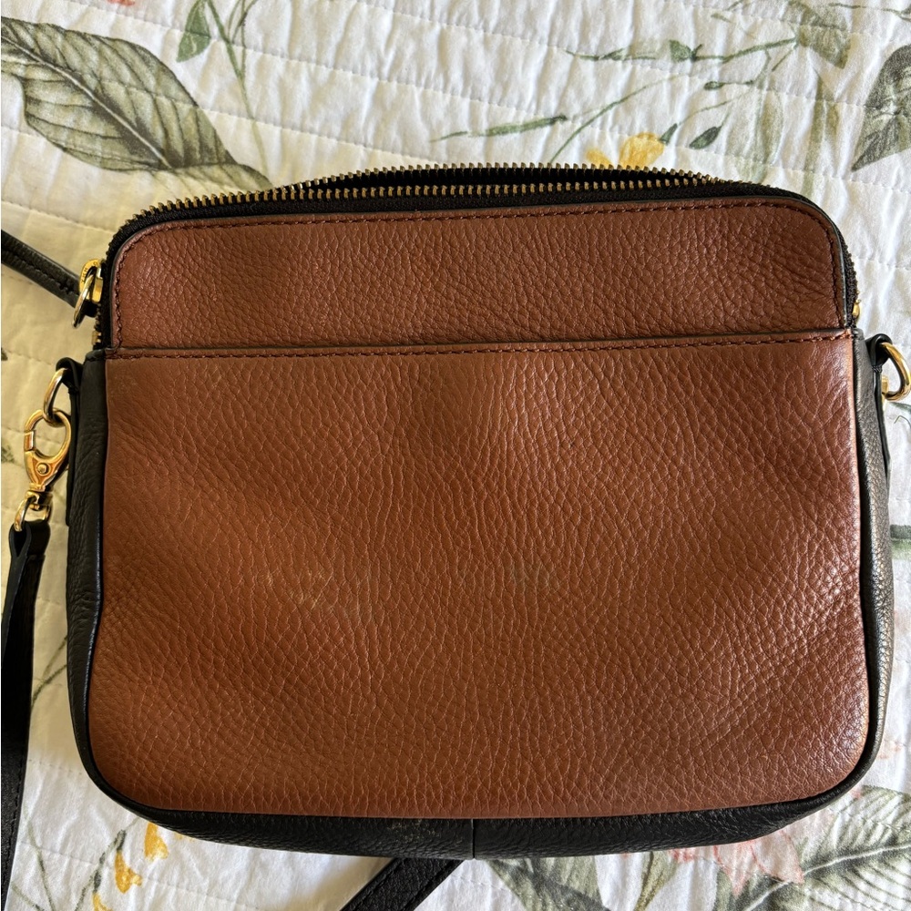Fossil genuine leather brown and black crossbody bag with gold hardware - Picture 2 of 7